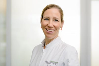 Porträt der Autorin Dr. med. Catharina Latz, Leitung der Sektion Hornhauterkrankungen und -chirurgie in der Augenklinik Dardenne in Bonn-Bad Godesberg