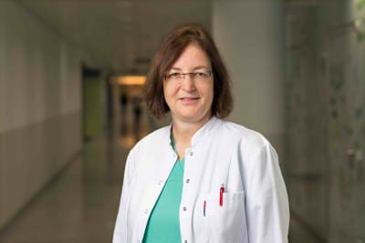 Porträt der Autorin A.Univ.-Prof. Dr. Daniela Karall Fachärtzin für Kinder- und Jugendheilkunde