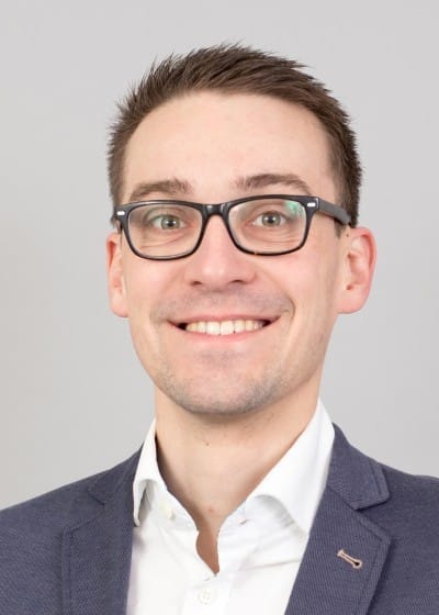 Porträt des Autors PD Dr. David J. Backhoff, Facharzt für Kinder- und Jugendheilkunde an der Klinik für pädiatrische Kardiologie und Intensivmedizin, Kinderherzzentrum am UKGM Gießen