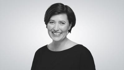 Porträt der Autorin Prof. Dr. Bettina Dannewitz, Zahnmedizinerin, Spezialisierung im Fach Parodontologie.