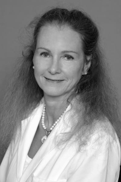 Porträt der Autorin Dr. Dr. med. Brigitta Baumert, MBA, Chefärztin des Instituts für Radio-Onkologie am Kantonsspital Graubünden, Chur, Schweiz.